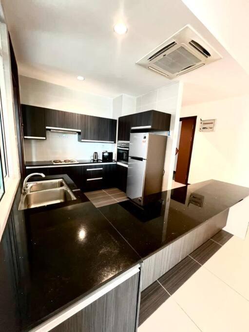 Bay Resort Condominium 3-Bedrooms With Swimming Pool Near The Seaside Miri Buitenkant foto