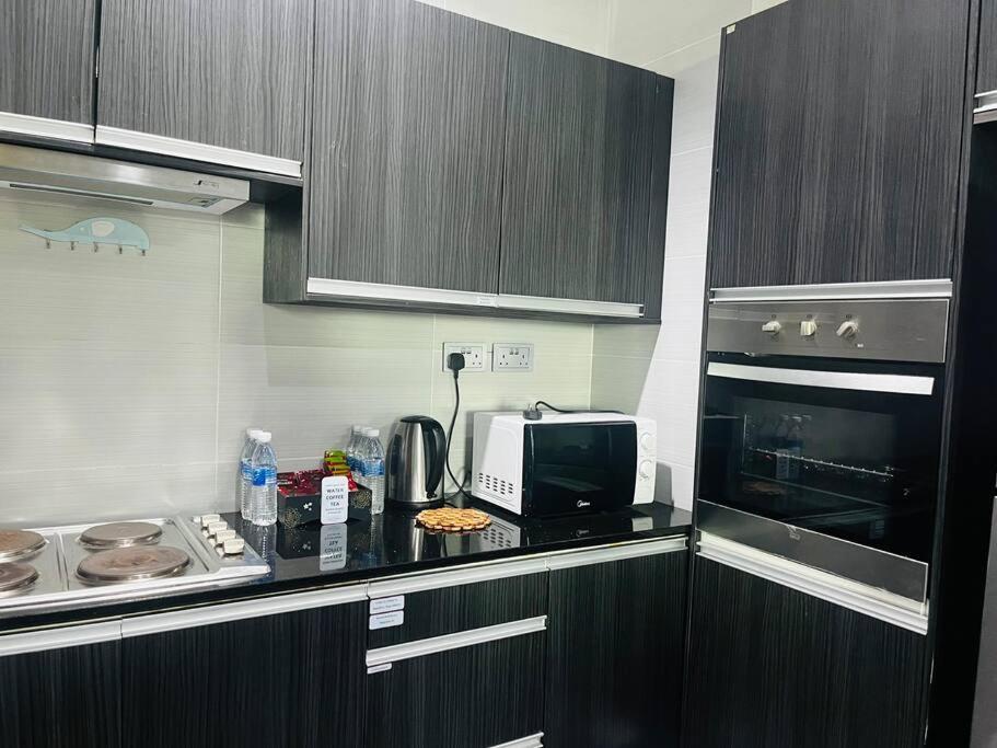 Bay Resort Condominium 3-Bedrooms With Swimming Pool Near The Seaside Miri Buitenkant foto