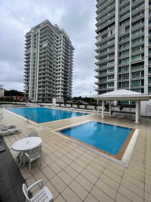 Bay Resort Condominium 3-Bedrooms With Swimming Pool Near The Seaside Miri Buitenkant foto